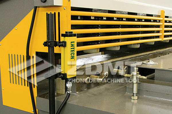 光電保護(hù)(選配).jpg 光電保護(hù)(選配).jpg